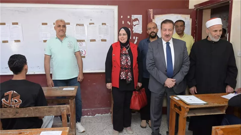 محافظ بورسعيد يتابع سير امتحانات الشهادة الثانوية الأزهرية في مادة القرآن 