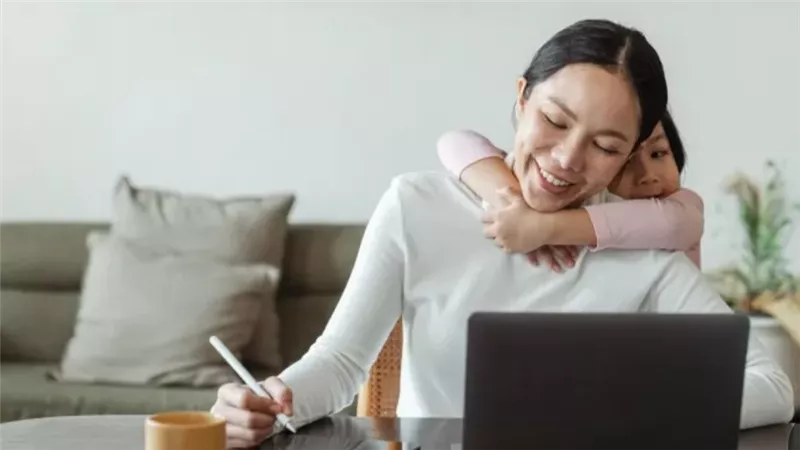 العمل من المنزل تحت المجهر.. دراسات حديثة تكشف أضرارًا صحية ونفسية مقلقة