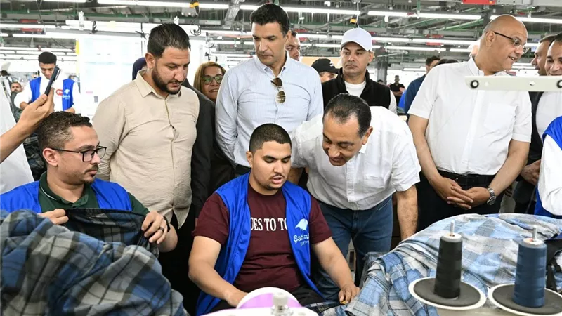 رئيس الوزراء يجري حوارًا وديًا مع العاملين للاطمئنان على أوضاعهم