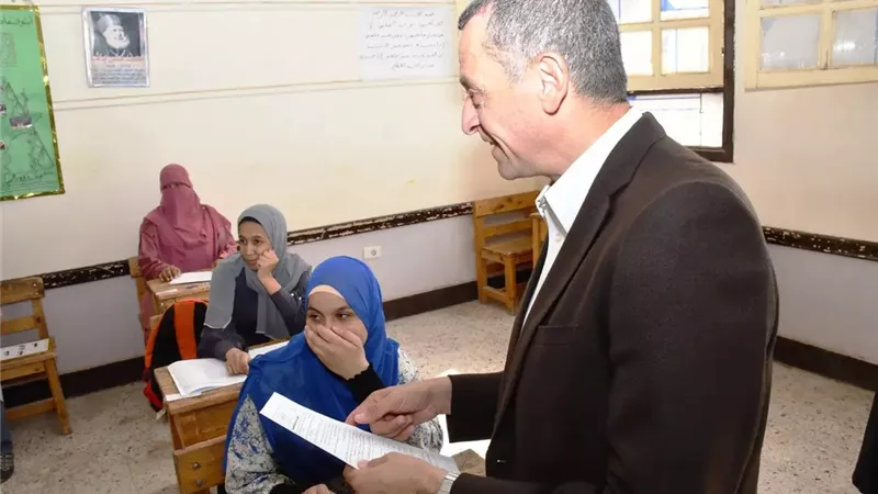 محافظ أسوان يتفقد لجان إمتحانات الشهادة الإعدادية للإطمئنان على إنتظامها  
