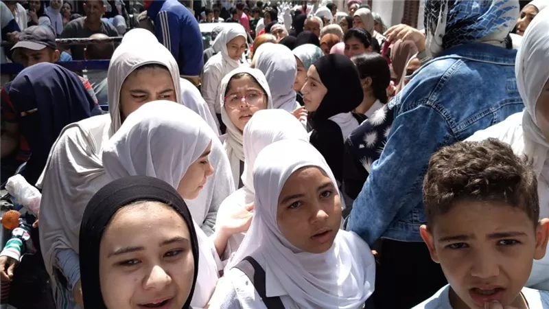  طلاب الشهادة الإعدادية بالفيوم امتحان الإنجليزي سهل ويارب كل المواد تيجى زية
