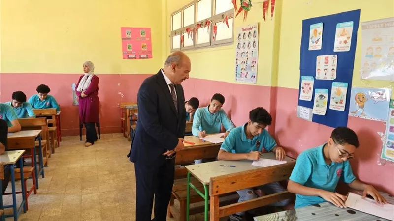 محافظ السويس يتفقد لجان امتحانات الشهادة الإعدادية ويؤكد توفير الأجواء المناسبة