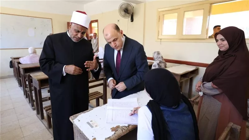 رئيس قطاع المعاهد ومحافظ الغربية يتفقدان لجنتي معهد التوكل بالثانوية الأزهرية