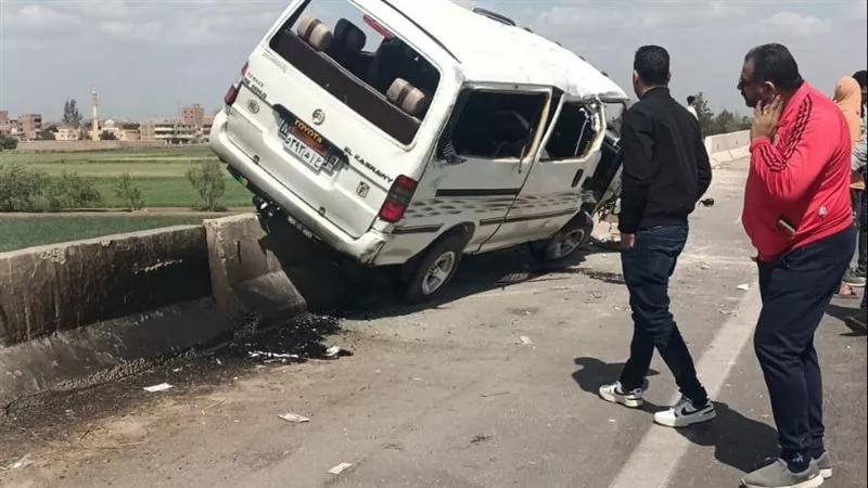 وفد تعليمي يزور مصابي حادث السير بمستشفى الإيمان العام في أسيوط