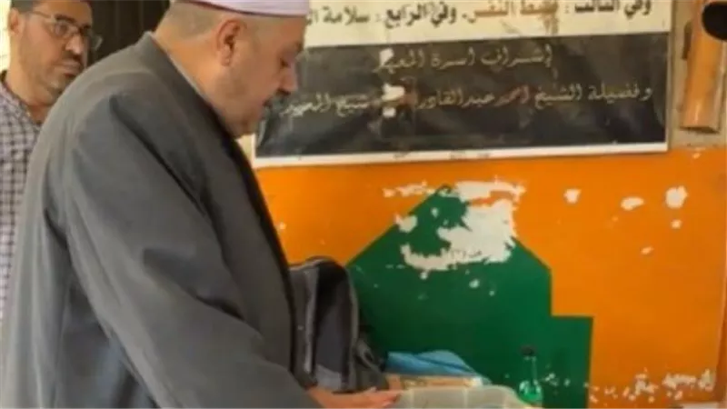 بإحدى لجان الثانوية.. وكيل الأزهر ينفعل بسبب علبة سجائر