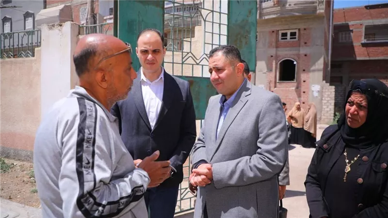 محافظ دمياط يراجع توافر الأدوية وانتظام الأطقم الطبية بوحدة البصارطة