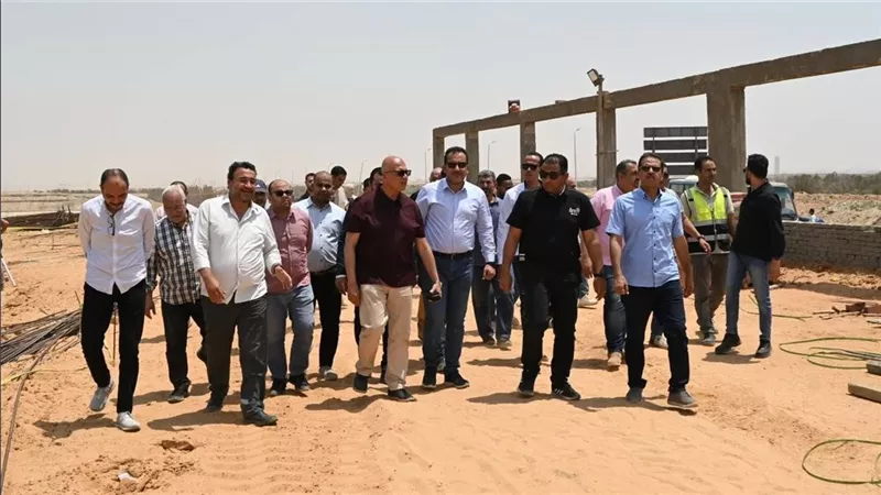 نائب وزيرة الإسكان يتفقد مشروعات البنية التحتية والمرافق بالعاشر من رمضان
