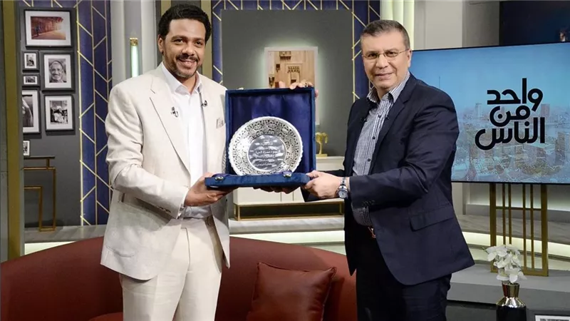الإعلامي عمرو الليثي يكرم حمزة العيلي ويهديه درع بمناسبة تفوقه في دراما رمضان
