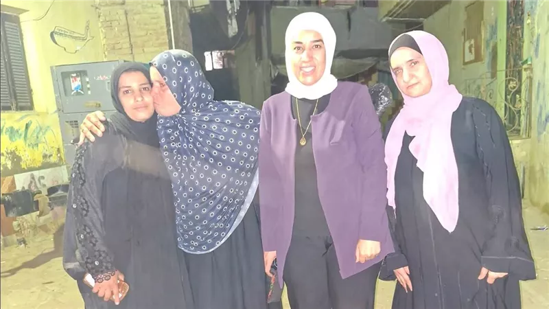 أول ظهور لسيدة الميكروباص بالشرقية من منزلها بعد إخلاء سبيلها