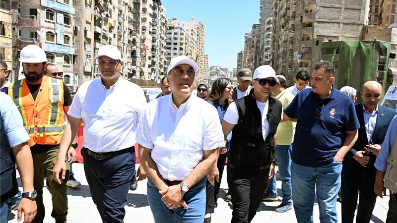 خلال جولته بالإسكندرية.. رئيس الوزراء يتفقد أعمال إنشاء محور 