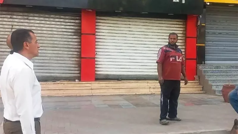محافظ أسوان يضبط مخالفة بناء وإشغال رصيف بطريق السادات ويُحيلها قانونياً