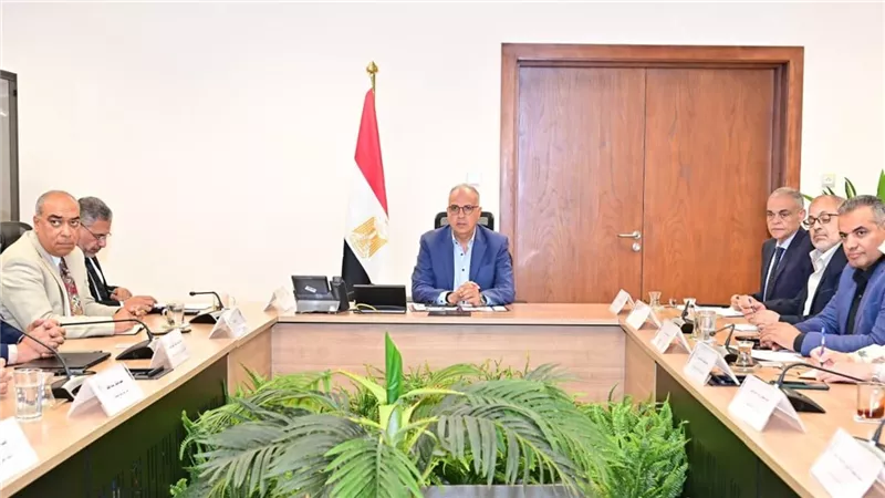 وزير الري يتابع تنفيذ الخطة الاستثمارية الحالية ويستعرض خطة العام المالي 26/27