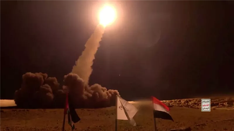 الحوثيون: قصفنا أهدافا حساسة في تل أبيب برشقات صاروخية مكثفة