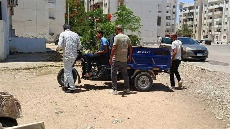 حي عتاقة بالسويس يزيل إشغالات ومخالفات خلال حملة مرور ميداني 
