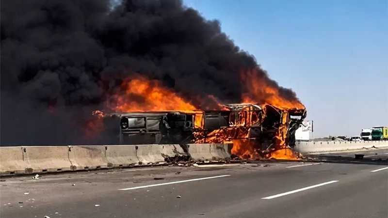 العراق.. مقتل 21 شخصًا وإصابة 19 في انقلاب حافلة مروع جنوبي البلاد
