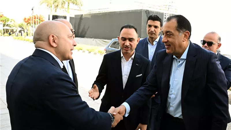رئيس الوزراء يفتتح ويتفقد عدداً من المشروعات الصناعية بالسادس من أكتوبر