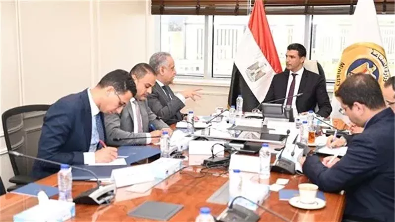 وزير الصناعة يبحث مع رجال الأعمال تعزيز التكامل الصناعي والتجاري الإفريقي