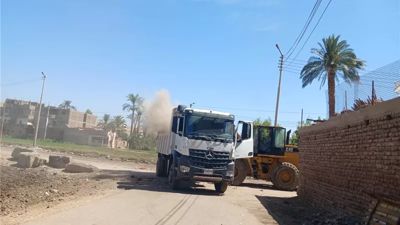 رفع 97 طنًا من مخلفات البناء في حملة مكبرة بمدينة قوص  