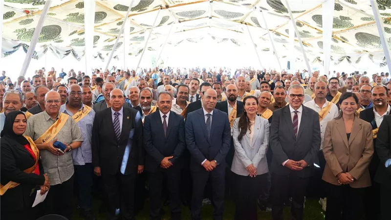 وزير العمل ومحافظ الشرقية يكرمان متميزي 