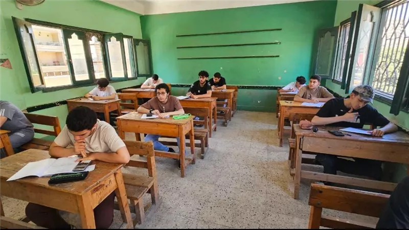 أدبي الثانوية الأزهرية يؤدون امتحان الصرف .. غرفة العمليات: لم تسجل أي شكاوى