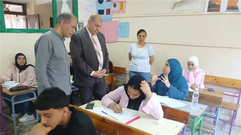 مدير تعليم المنوفية يواصل جولاته لمتابعة انتظام امتحانات الشهادة الإعدادية