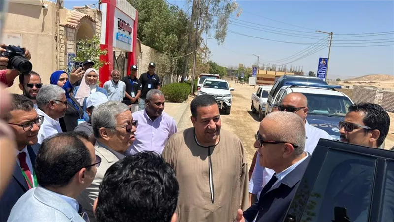 برفقة المحافظ.. النائب ناصر الضوي يزور مدارس المستقبل بالطود بالأقصر