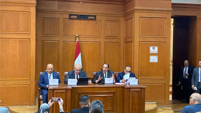 سامح الحنفي وزير الطيران المدني يستعرض خطة الوزارة امام إسكان الشيوخ