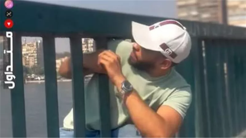 «جدعنة على الكورنيش».. شاب يسد فتحة خطرة بكوبري لحماية الأطفال من السقوط