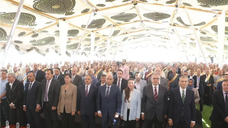 وزير العمل ومحافظ الشرقية يشهدان احتفالية «وسام الرواد» بمصانع النساجون 