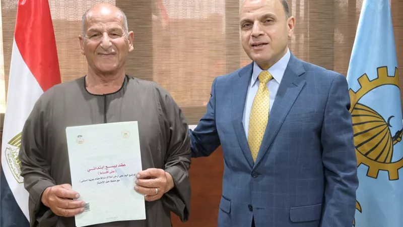 محافظ الغربية يُسلّم 9 عقود تقنين أراضي أملاك الدولة للمستفيدين