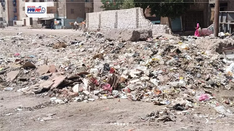 استغاثة من أهالي حي جنوب بالفيوم بسبب تراكم القمامة وتهالك الطريق