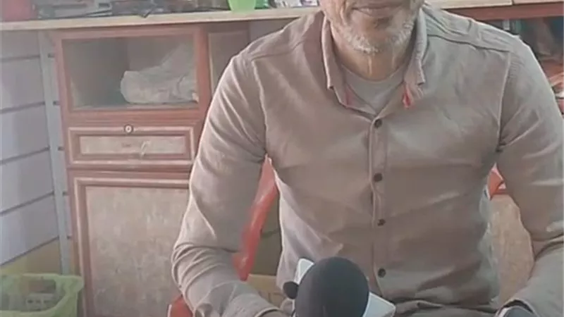 بسبب المرض.. مواطن بدمياط يطلب إدراجه ضمن «تكافل وكرامة»