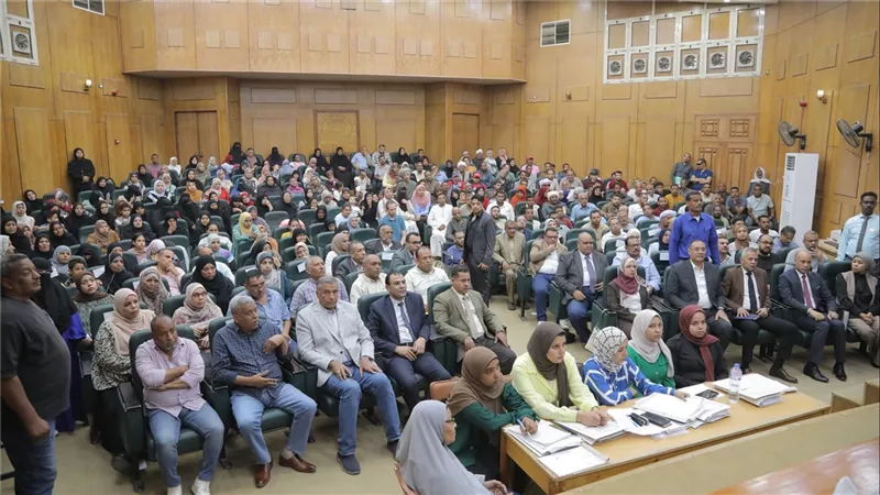 محافظ قنا يناقش 301 شكوى وطلب للمواطنين ويوجه بحلول عاجلة