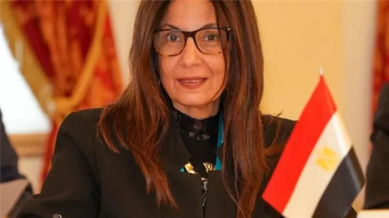 وزيرة الثقافة تجتمع مع قيادات الوزارة ورؤساء القطاعات والهيئات