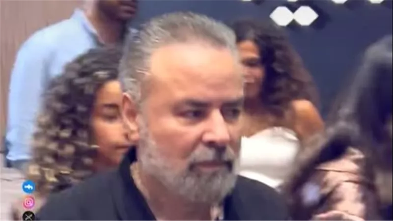 لقطة رومانسية.. صبحي خليل يرافق زوجته خلال العرض الخاص لـ فيلم الكراش | فيديو