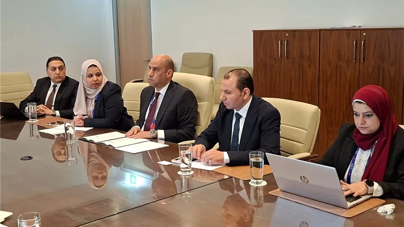 وزير العمل يبحث مع 