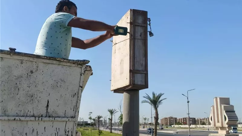 حي السويس يواصل أعمال رفع كفاءة الإنارة بشارع صلاح نسيم أمام أبراج الصفوة