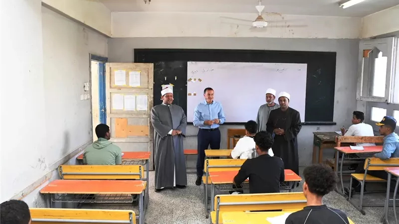 محافظ أسوان يتفقد لجان امتحانات الشهادة الثانوية الأزهرية للتأكد من إنتظامها 