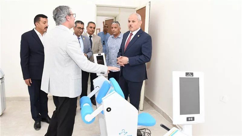 رئيس جامعة قناة السويس يتفقد عيادات العلاج الطبيعي