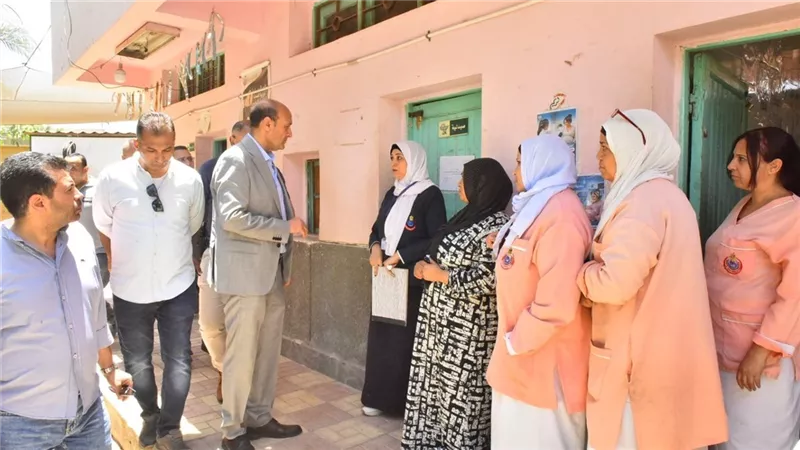 محافظ أسيوط يحيل مدير الوحدة الصحية بعرب المدابغ و3 من الأطقم الطبية والتمريض 