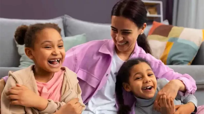 الضحك أفضل دواء.. أبحاث حديثة تكشف دوره في نمو الأطفال وتطور الدماغ