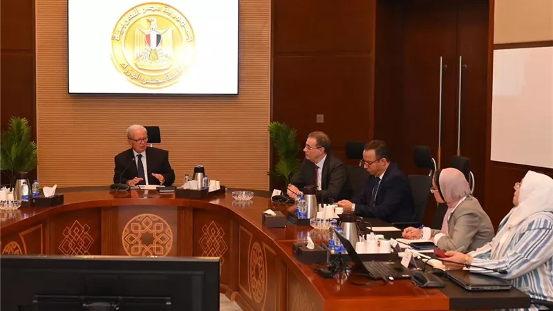 حسين عيسى يتابع جهود تطوير الأداء بالجهاز الإداري للدولة