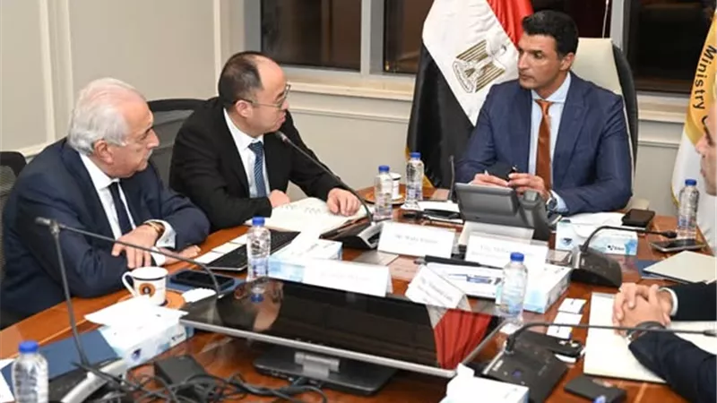وزير الصناعة يبحث خطة شركة صينية لإقامة مصنع إطارات جديد بمصر