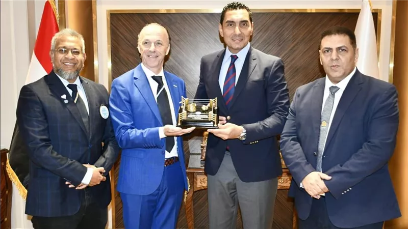  وزير الرياضة يبحث مع رئيس الاتحاد الدولي للكيك بوكسينج نشر اللعبة إفريقيًا