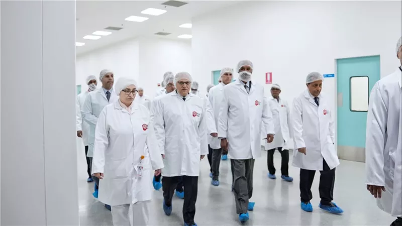 الرئيس الإريتري يزور مصنع «جيبتو فارما» ويشيد بتطور صناعة الدواء المصرية