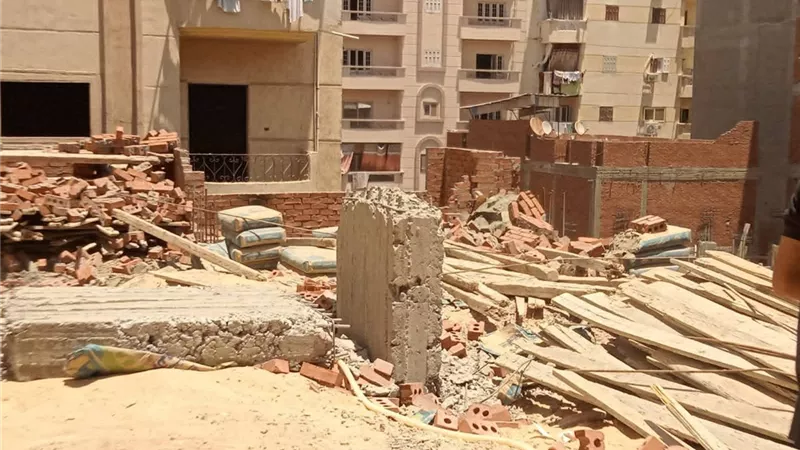 إزالة بناء مخالف بالدور الخامس بمنطقة رد الشونة في دمنهور بالبحيرة 