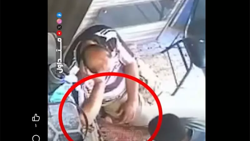 نام على الكرسي من التعب.. شاب يسرق محفظة مسن في أحد المحال التجارية