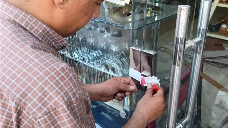 غلق محلين غير مرخصين بكفر الدوار واتخاذ الإجراءات القانونية حيالهما