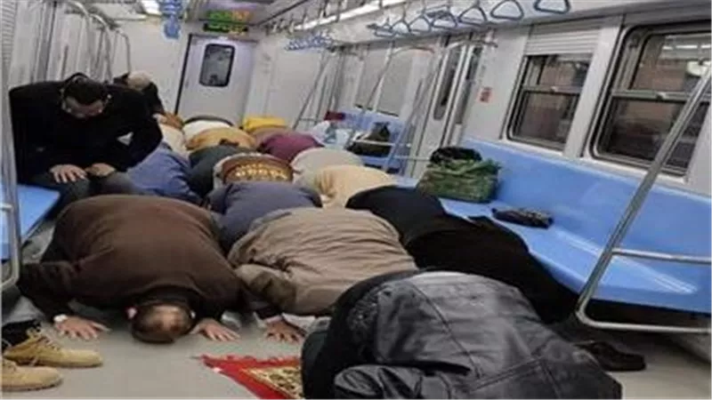 هل يجوز الصلاة في القطار عند دخول الوقت؟.. أمين الفتوى يجيب