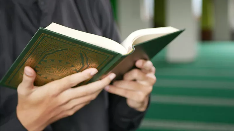 هل يجوز قراءة آيات طويلة في الصلاة أم الأفضل القصيرة؟.. أمين الفتوى يجيب
